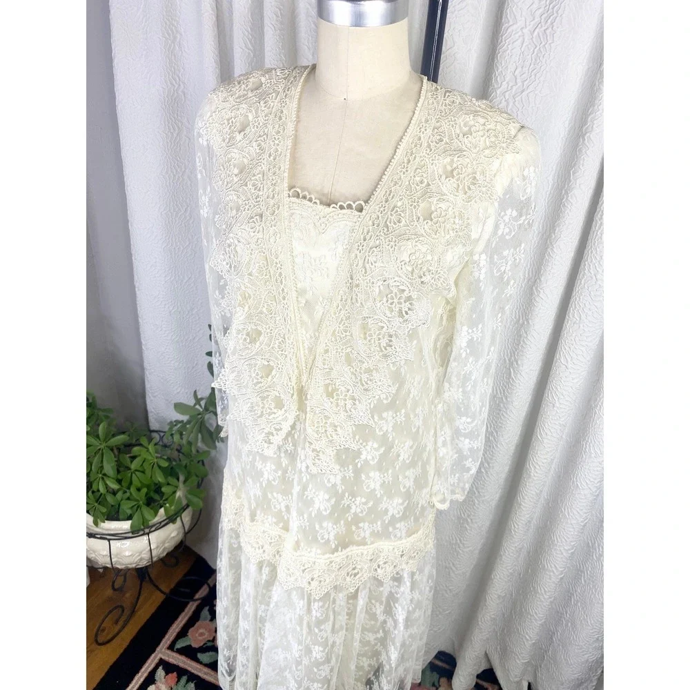 Vintage 1980s White Lace Drop Waist Wedding Dress, Size Medium - Picture 4 of 11